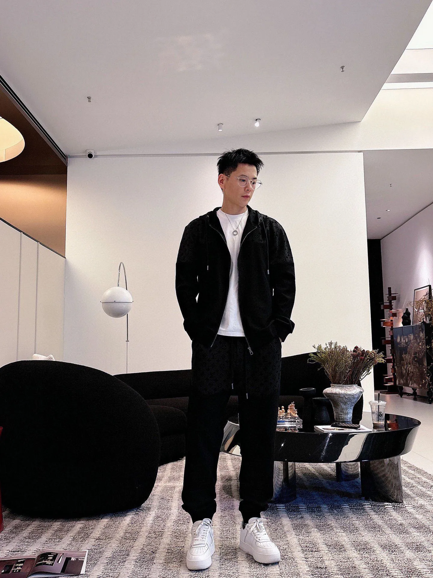 🅿️720 [LV Louis Vuitton] hot-selling suit is coming. Focus on the original version of the official website. 2025 new hot-selling cardigan and sweatshirt suit. The original order is the best. 🇭🇰The meticulous work of top designers. Just for a fitting and perfect upper body effect. All-natural high-quality Tencel Roman cotton 100%, close-fitting comfort, noble and elegant! Original hardware embodies elegance and nobility! Counter size: M-3XL (maximum wear up to 190 pounds)